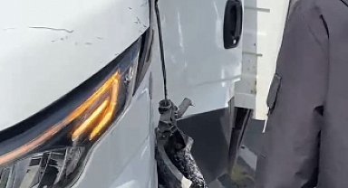 İstanbul- Arnavutköy'de hafriyat kamyonu, kamyonete çarptı