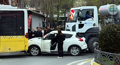 İstanbul - Avcılar'da beton mikseri otomobile çarptı; o anlar kamerada