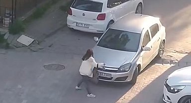 İstanbul - Avcılar'da yol ortasında sürücülere küfür edip araçları tekmeledi