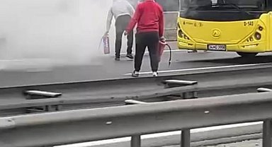 İstanbul - Bağcılar'da motorunda yangın çıkan araç, çevredekilerin müdahalesiyle söndürüldü