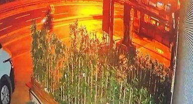 İstanbul- Bakırköy'de motosikletli saldırganların iş yerini kurşunladıktan sonra polisten kaçtığı anlar kamerada