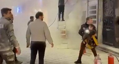 İstanbul - Beyoğlu'nda büfede çıkan yangın söndürüldü; mahsur kalan çocuk kurtarıldı
