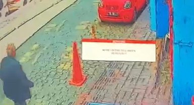 İstanbul - Beyoğlu'nda yolda yürürken kalp krizi geçirip hayatını kaybetti; o anlar kamerada