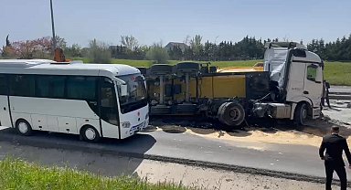 İstanbul- Büyükçekmece TEM Otoyolu'nda otobüsle hafriyat kamyonu çarpıştı -1