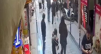 İstanbul - Deprem sırasında ağlayan çocuğuna sarıldı; kaçmak yerine yürüyerek dışarı çıktı