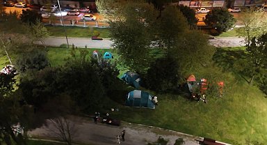 İstanbul - Deprem sonrasında evlerine girmeye çekinenler çadırlarda kalıyor