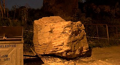 İstanbul - Deprem sonrasında tarihi Fatih Surları'ndan kopan parça yola düştü