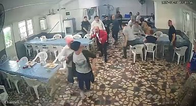 İstanbul- Deprem yemekhanede yakalandılar; bir işçi bayılırken bir kişi yemek yemeye devam etti