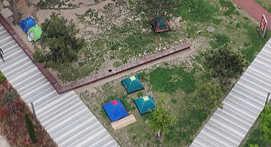 İstanbul- Depremin ardından vatandaşlar geceyi çadırlarda geçirdi