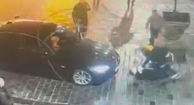 İstanbul - Derbi maç için Taksim'e gelen taraftar hızlı araç süren sürücüyü bıçakladı; o anlar kamerada