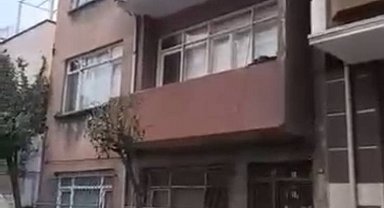 İstanbul - Esenler'de binanın çatısındaki beton parçalar yola düştü