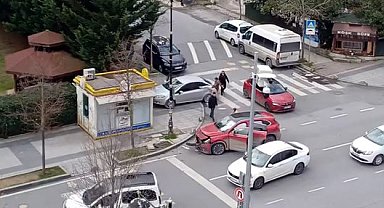 İstanbul - Esenyurt'ta kaza yapan sürücü diğer aracın camına tekme attı, kapıyı açıp sürücüye saldırmaya çalıştı