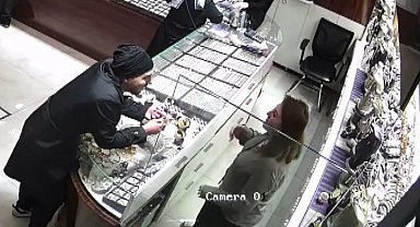 İstanbul- Esenyurt'ta kuyumcudan 535 bin lira değerinde 7 bilezik çalan şüpheli kamerada