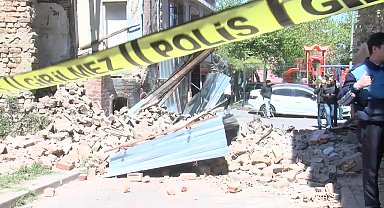 İstanbul- Fatih'te 3 katlı metruk bina çöktü