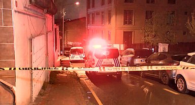 İstanbul - Fatih'te arkadaşını bıçakla yaralayan yabancı uyruklu şüpheli, polise de saldırınca vurularak etkisiz hale getirildi