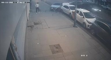 İstanbul - Fatih'te otomobilin park halindeki araçlara çarptığı anlar kamerada