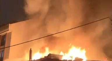 İstanbul- Gaziosmanpaşa'da, metruk evde çıkan yangın yandaki binaya sıçradı: 'Bu beşinci yanışı'