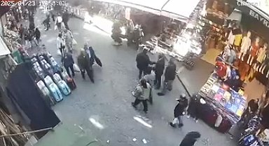 İstanbul - İstanbul'da 13 saniye süren 6,2 büyüklüğündeki deprem anı böyle kaydedildi