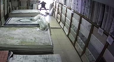 İstanbul - İstanbul'da deprem anları kamerada; kadınlar kuförde boya yaptırırken yakalandı