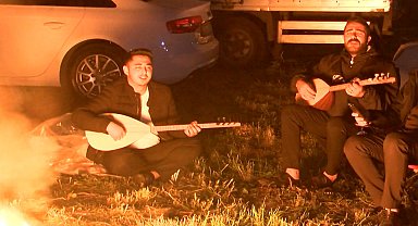 İstanbul - İstanbul'da depremin ardından 3'ncü gece; ateş başında bağlama çalıp türkü söylediler