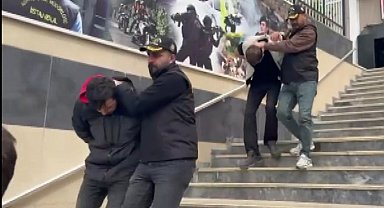 İstanbul- İstanbul'da kendilerini polis olarak tanıtıp profesörü dolandırdılar