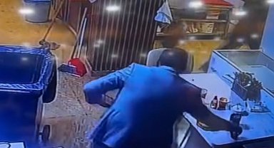 İstanbul- İstanbul'daki 6.2 büyüklüğündeki depremde çayını alıp dışarı çıktı