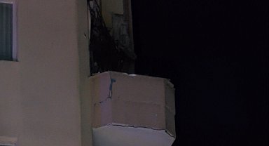 İstanbul - Kadıköy'de 6 katlı binanın 5'inci katında balkon çöktü; bina tahliye edildi