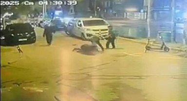 İstanbul - Karaköy'de fırın çalışanını tekme tokat dövüp gasbettiler; o anlar kamerada