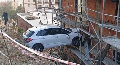 İstanbul - Kartal'da yoldan çıkan otomobil inşaat ile duvar arasında sıkıştı