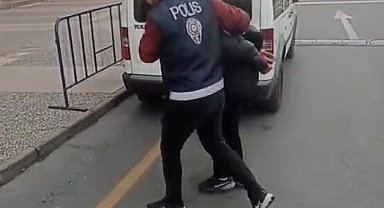 İstanbul - Kasımpaşa'da bin lirasını geri vermeyen kadının bindiği taksiye kurşun yağdırdı; o anlar kamerada