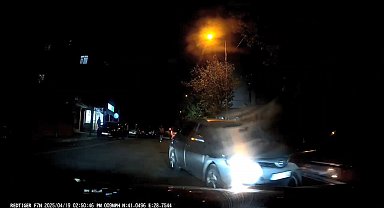 İstanbul - Küçükçekmece'de el frenini çekmeyi unuttu; peşinden koştuğu otomobil park halindeki araçlara çarptı