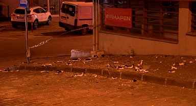 İstanbul - Küçükçekmece'de şiddetli rüzgar nedeniyle bir binanın dış cephesi koptu