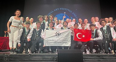 İstanbul - Liselilerden halk oyunlarında büyük zafer; Roma'dan birincilik ve büyük ödülle döndüler