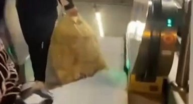 İstanbul - Metro istasyonuna çöp ve lastik atan şüpheliler kamerada