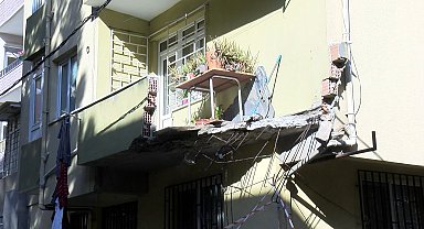 İstanbul - Pendik'te 5 katlı binanın 1'inci katında balkon çöktü