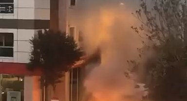 İstanbul - Pendik'te park halindeki otomobil alev alev yandı