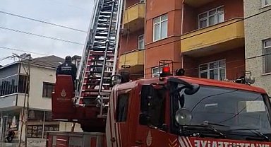 İstanbul- Sancaktepe'de 5 katlı metruk binanın balkonu çöktü