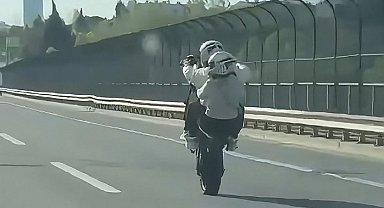 İstanbul- Sarıyer TEM Otoyolu'nda motosikletlinin tek teker üzerinde tehlikeli sürüşü kamerada