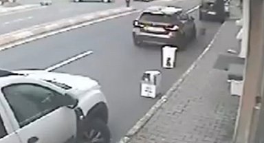 İstanbul-Sarıyer'de yola çıkan araca çarpan otomobil, karşı şeride geçti; kaza anı kamerada