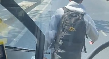 İstanbul- Şişli'de durak harici otobüse binmek istedi; şoför kapıyı açmayınca yolu kesti