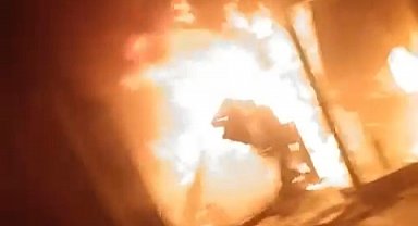 İstanbul - Sultangazi'de ayakkabı mağazasında yangın; alevlerden böyle kaçtılar