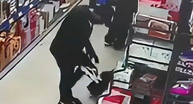 İstanbul - Sultangazi'de reyonda beğendiği ayakkabıyı giyip marketten çıktı; o anlar kamerada