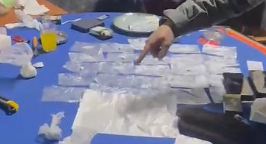 İstanbul- Taksim'de kıraathaneye kumar operasyonu; uyuşturucu paketlerken yakalandılar