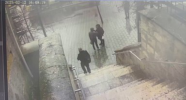 İstanbul- Telefonla aradıkları kişileri kendilerini polis olarak tanıtıp dolandıran şüpheliler yakalandı