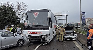 İstanbul- Üsküdar D-100 karayolunda 3 aracın karıştığı kazada 3 kişi yaralandı