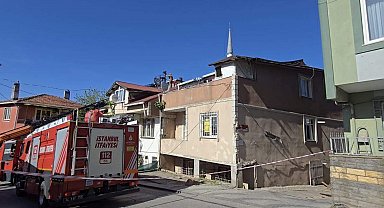 İstanbul - Üsküdar'da rüzgar nedeniyle uçan çatı, 2 binanın üzerine düştü