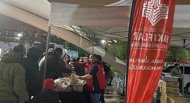 İstanbul - Vakıflar Genel Müdürlüğü geceyi parklarda çorba ikram etti