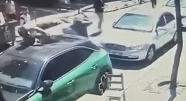 İstanbul- Zeytinburnu'nda deprem anında arabanın üstüne atladı: 'Çok korktum, hiçbir şey hatırlamıyorum'