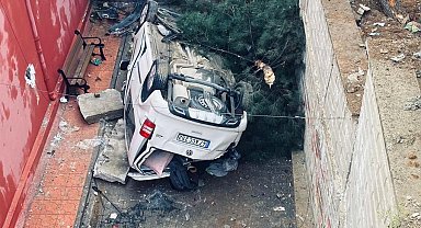 İstinat duvarından düşen hafif ticari araçtaki 2 kişi yaralandı