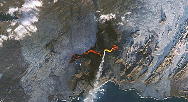 İzlanda'da volkanik hareketlilik nedeniyle turistik bölge boşaltıldı